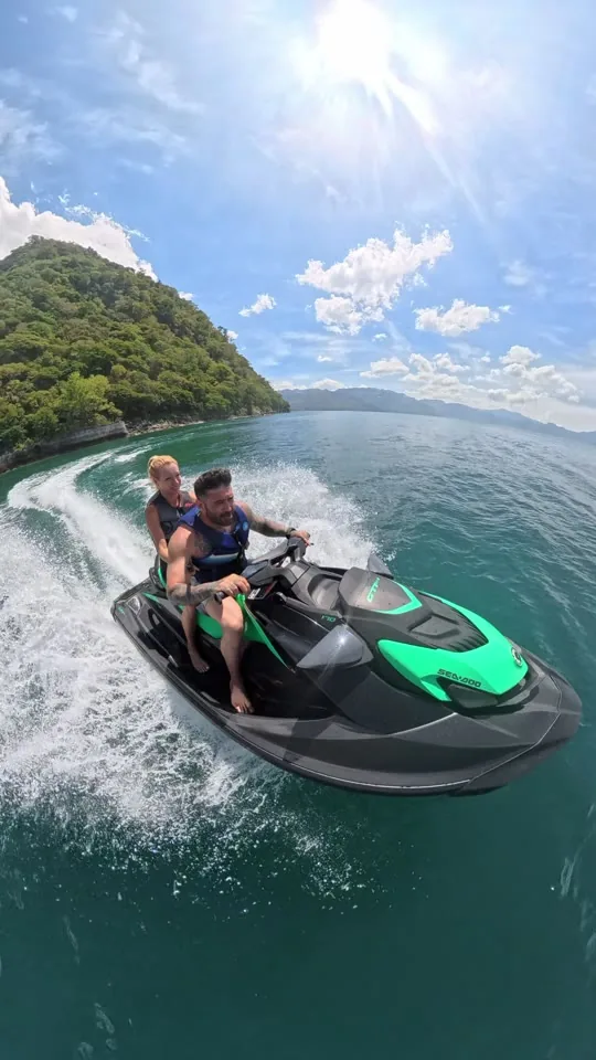 Pareja en jet ski sobre el Lago de Atitlán, Guatemala
