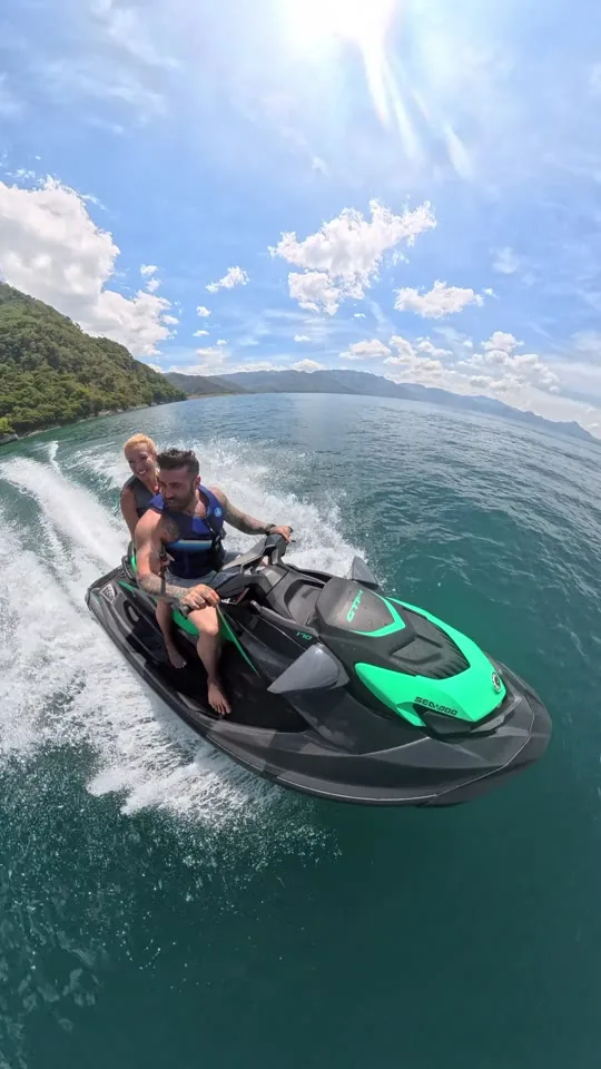 Jet ski girando en el agua verde del Lago de Atitlán