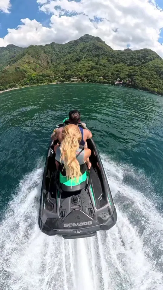 Estela de la moto acuática frente a la costa de Santa Cruz La Laguna