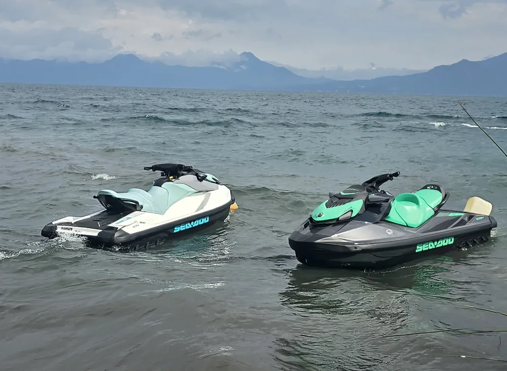 Dos motos acuáticas Sea-Doo en el Lago de Atitlán